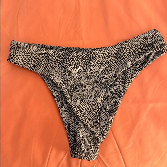 Volcom Other - Volcom Black & Cream Leopard-Print Bikini Bottom